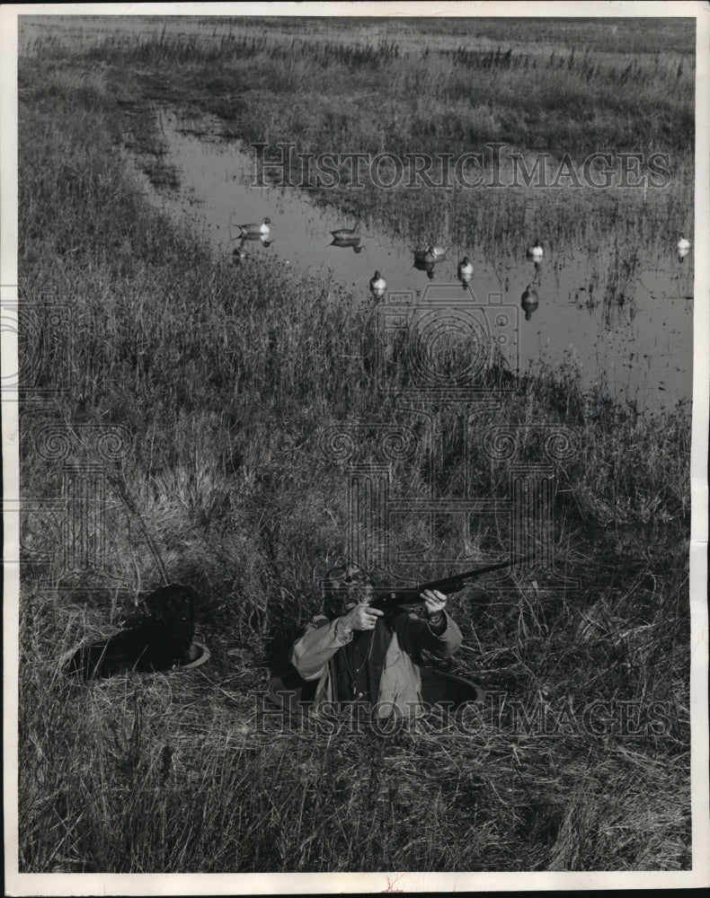 1970 Press Photo Henry A. Smith Businessman Tries Out Duck Blind - Historic Images