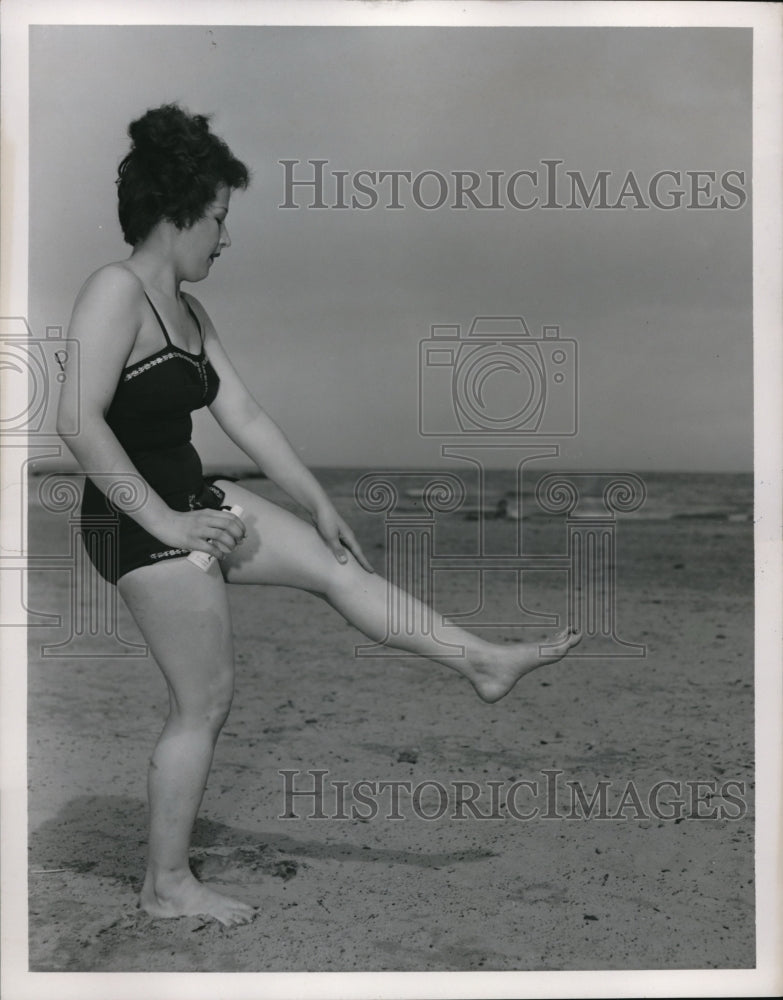 1957 Press Photo Seventeen year old Victoria Dembicka applying the sun block - Historic Images