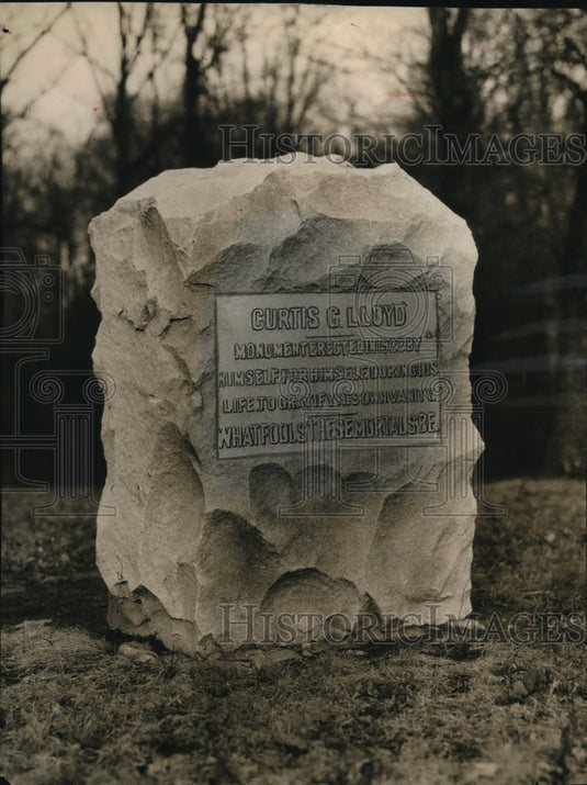 1926 Press Photo The Curtis Lloyd Monument at Crittendeu - Historic Images