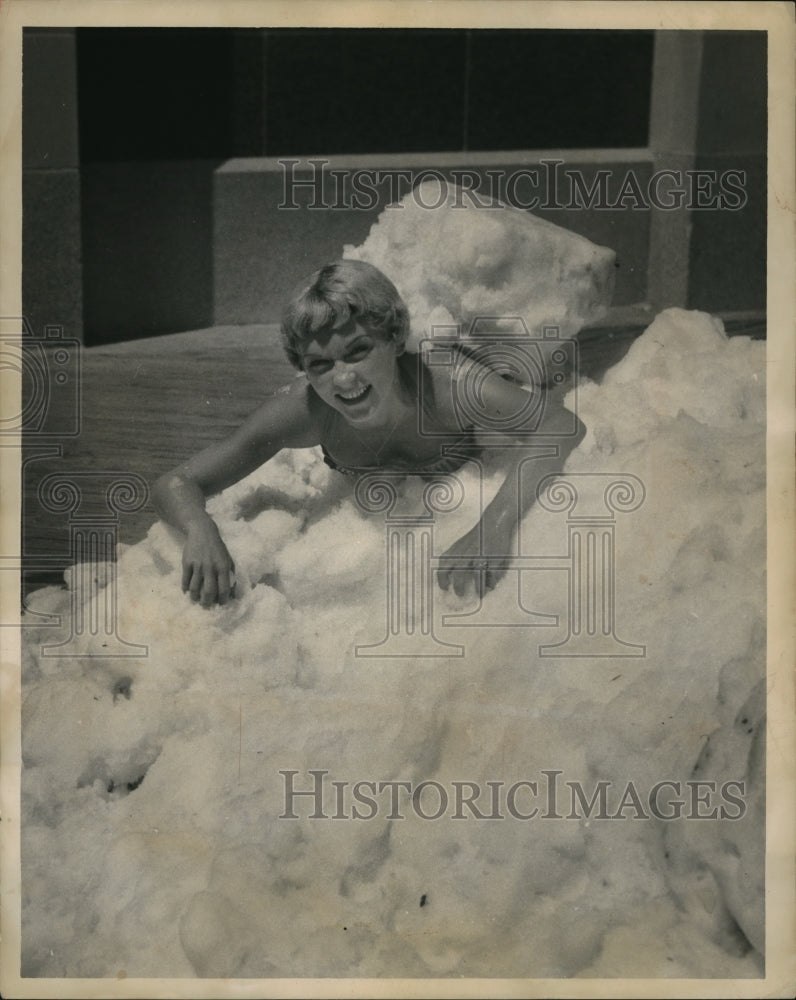 1955 Press Photo Rosemary Henderson Cools Off From Ice Capades Peter Pan - Historic Images