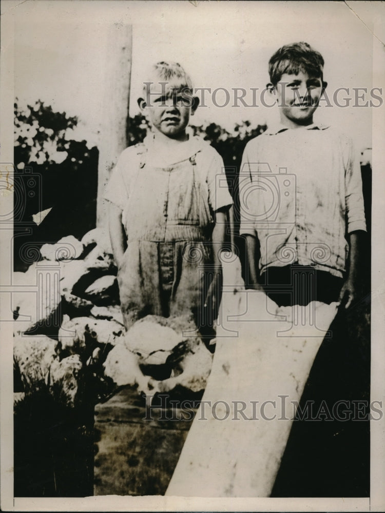 1927 Press Photo Keith Kate and Harley Wtherington with a mammoth leg fragment - Historic Images