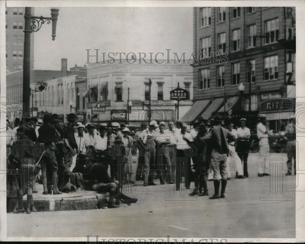 1933 Press Photo National Guardsmen on watch out outside the jail and courthouse - Historic Images