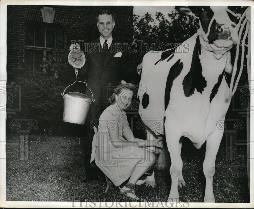 1941 Press Photo Pennsylvania State Students Cow Milking Contest Winners - Historic Images