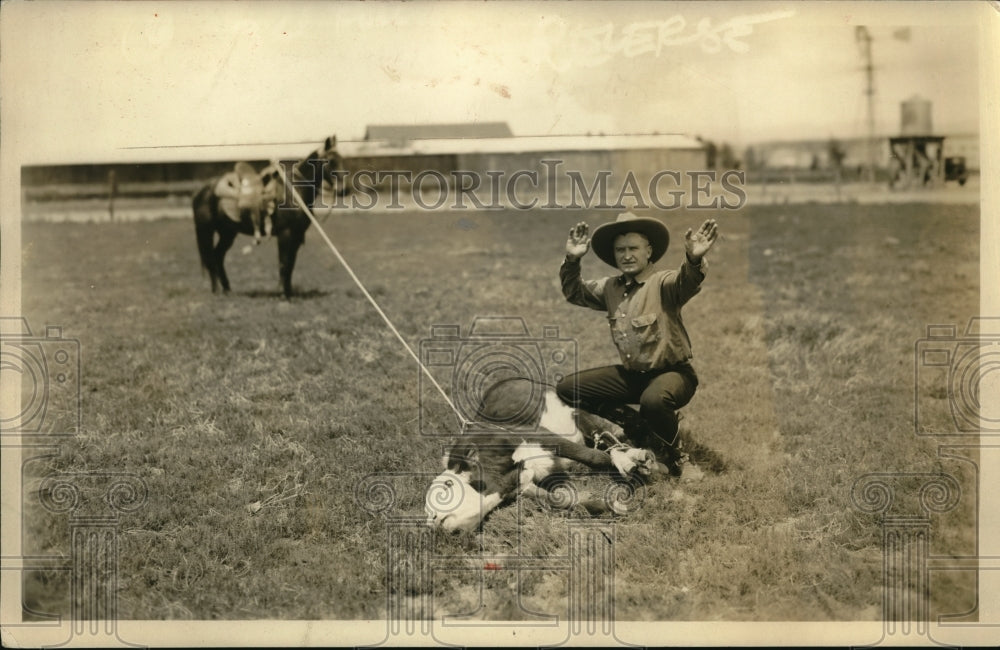 1928 Press Photo Attorney General New Mexico Bob Dow Roping Steer Calf - Historic Images