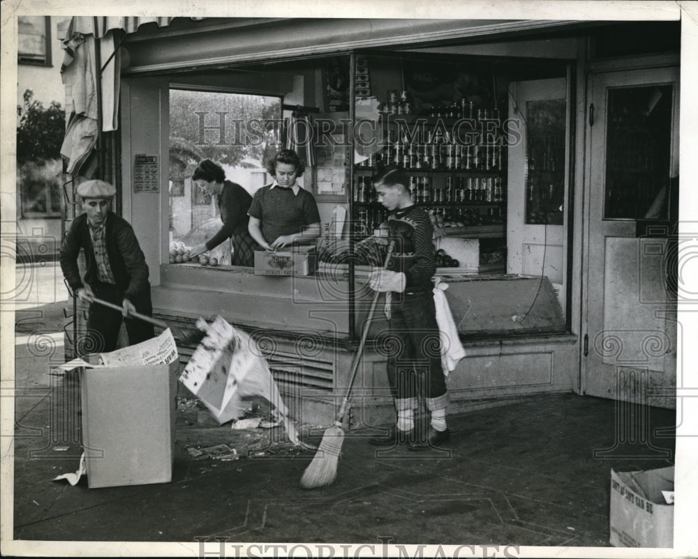 1944 Press Photo Powder Plant Blast Shatters Pincle, California Store Window - Historic Images