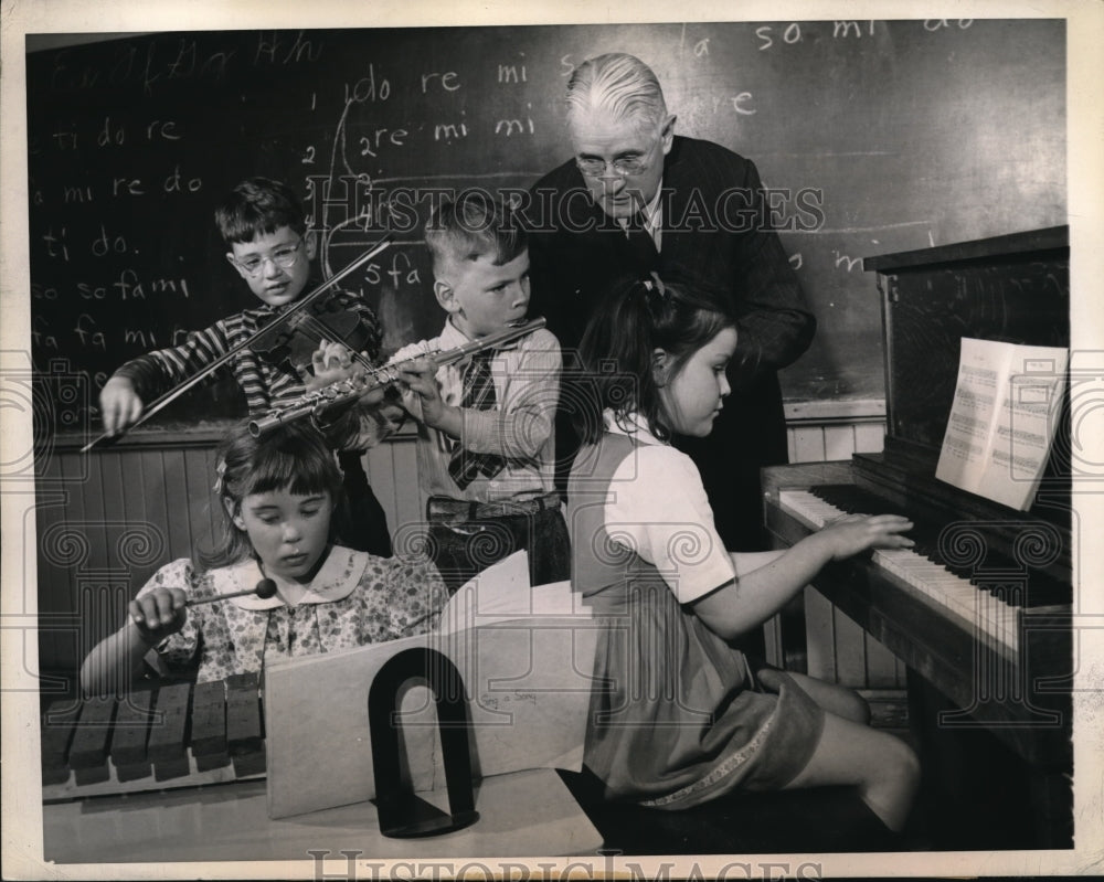 1944 Press Photo Youngsters Co-Editors of Nine Books on Basic Music Education - Historic Images