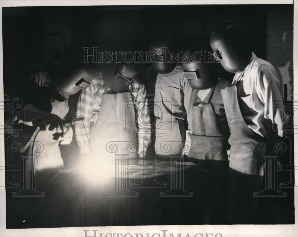 1955 Press Photo Masked Students in Welding at Ann Arbor Public Evening School - Historic Images