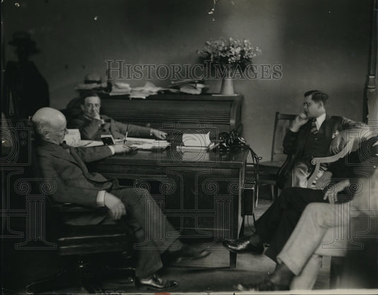 Press Photo  Dr William E Lower & others at a Clinic quiz - Historic Images