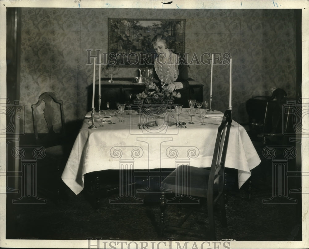 1930 Press Photo Miss Leila La Monte on Irish &amp; Scottish L&#39;nen Damask Guild - Historic Images