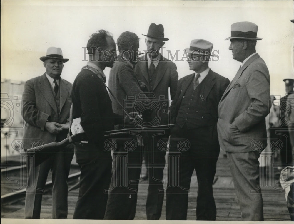 1933 Press Photo Ward T Van Orman on way out of Canada woods - Historic Images