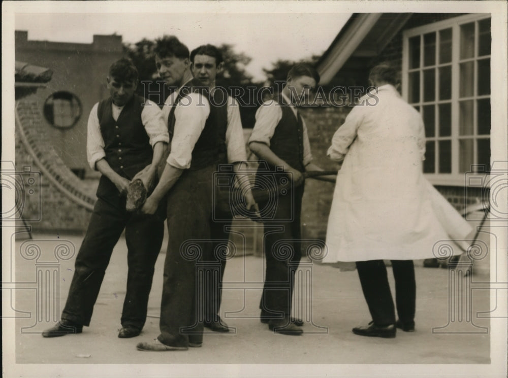 1927 Press Photo Zoo Study, dragon treatment for mouth and tail-Historic Images