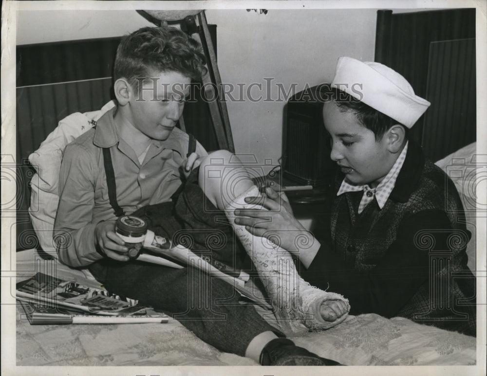 1946 Press Photo Bellvue Wash Fred Ottabell infantile paralysis vic &amp; Bob Aries - Historic Images