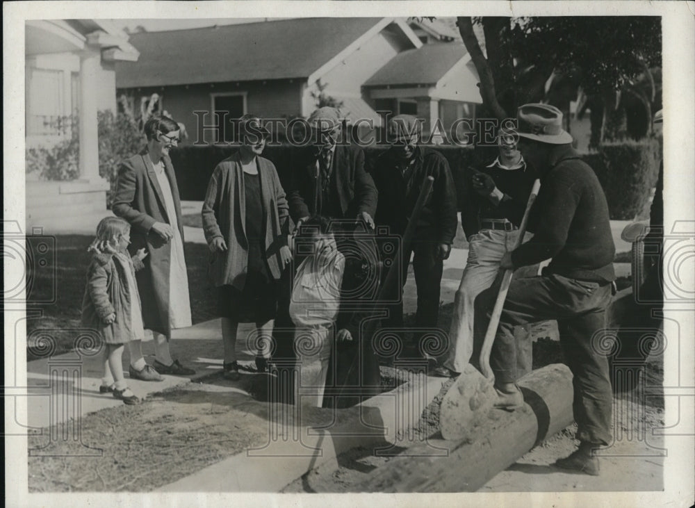 1930 Press Photo LA Calif housewifes stop worker putting in power poles, Mrs Pow-Historic Images