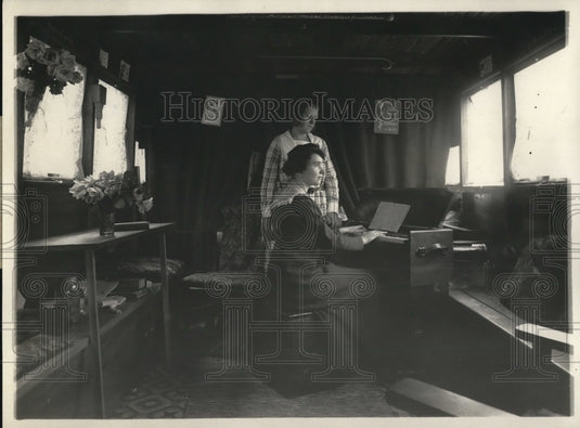 1919 Press Photo William Arthur Downer in Mobile home - Historic Images