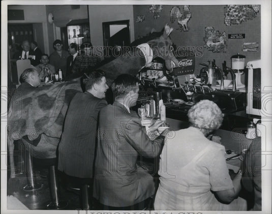 1957 Press Photo "Refreshment" gets into soda fountain" - Historic Images