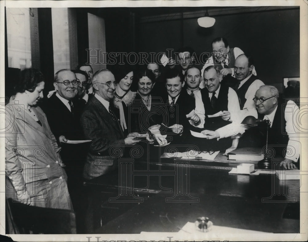 1930 Press Photo Chicago City paymaster Charles McGrane &amp; employees - Historic Images