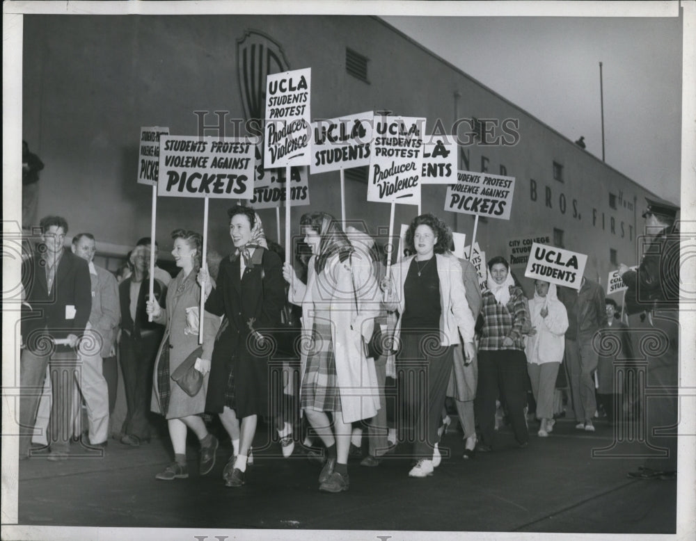 1945 Press Photo Students from UCLA join Picket Lines a Warner Bros Studio - Historic Images