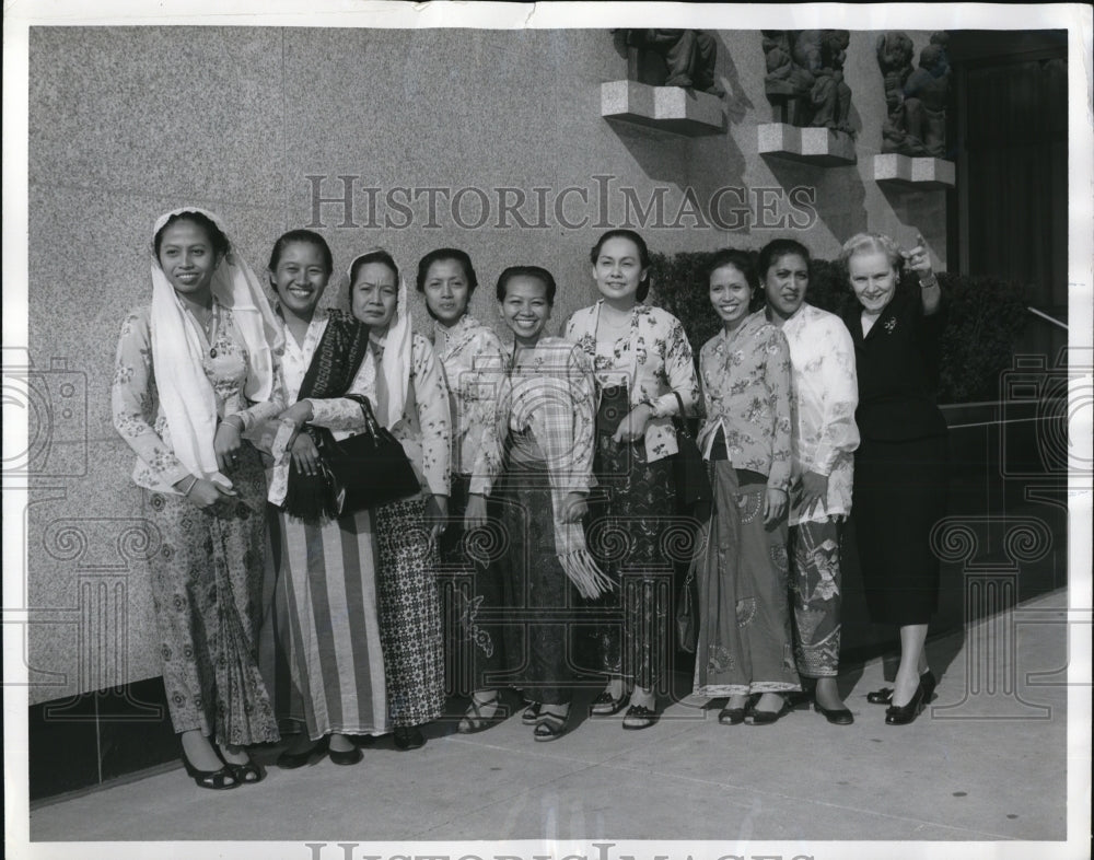 1957 Press Photo Indonesian visitors in LA Calif Mrs R Brown of Natl Teachers - Historic Images