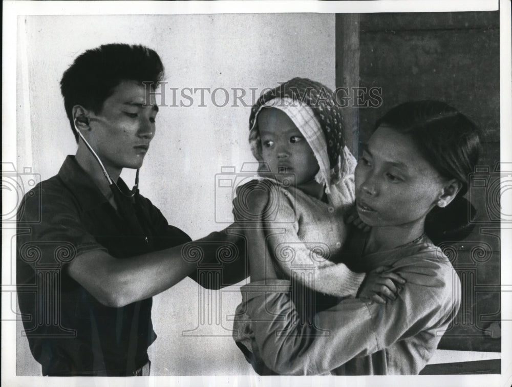 1966 Press Photo Vietnamese medic with mother and child in Saigon. - Historic Images