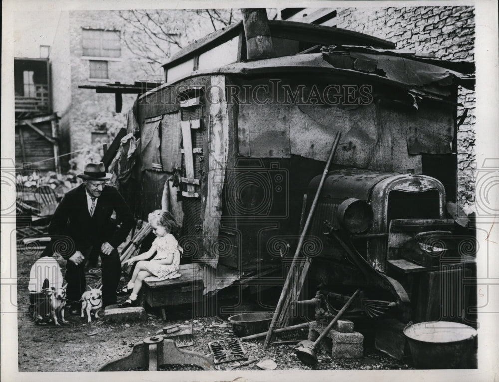 1947 Press Photo &quot;Sum-Sum the Clown&quot; Charles H. De Melo Dilapidated Truck Home - Historic Images