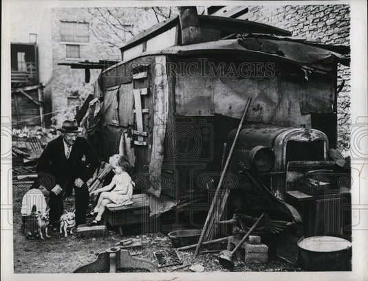 1947 Press Photo "Sum-Sum the Clown" Charles H. De Melo Dilapidated Truck Home - Historic Images