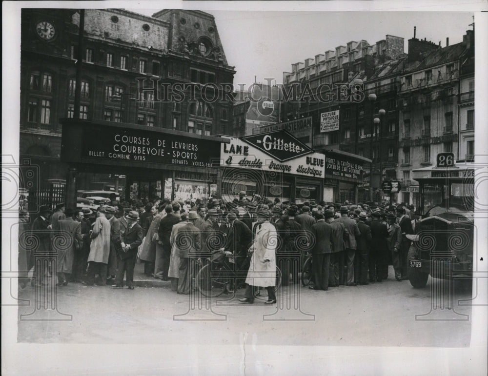 1938 Press Photo Crowd at the Gare St. Lazare waits for the latest news papers- Historic Images