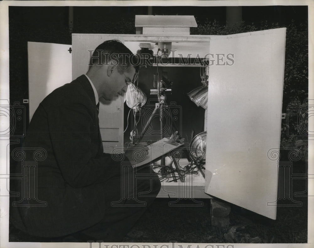 1947 Press Photo Mr Lott &amp; time lapse photography sets - Historic Images