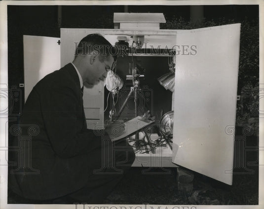 1947 Press Photo Mr Lott & time lapse photography sets - Historic Images