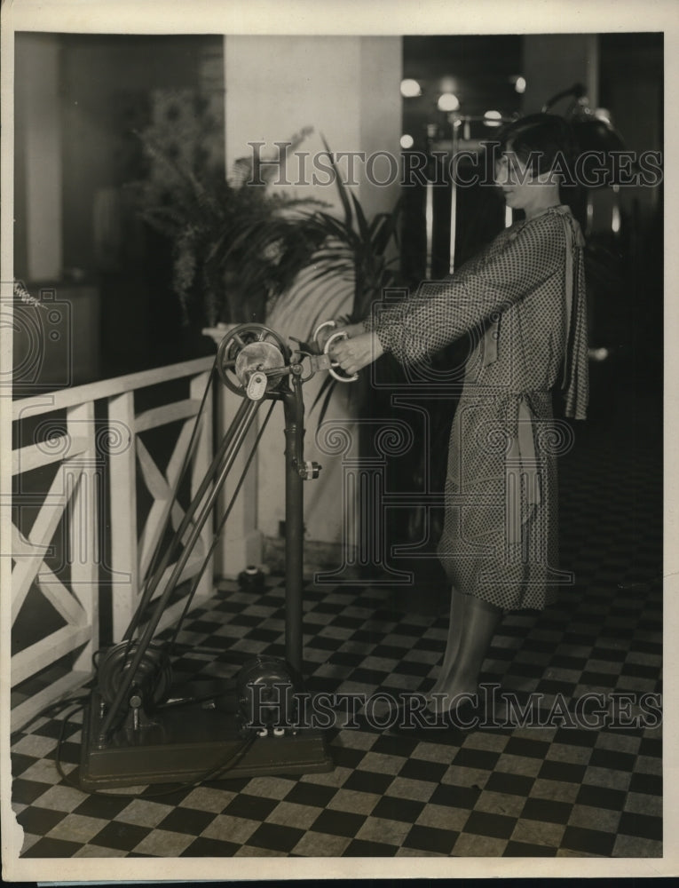 1926 Press Photo Daisy Mason on Oscillo Manipulator at electrical show - Historic Images