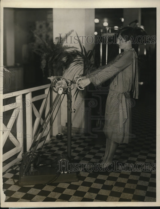 1926 Press Photo Daisy Mason on Oscillo Manipulator at electrical show - Historic Images