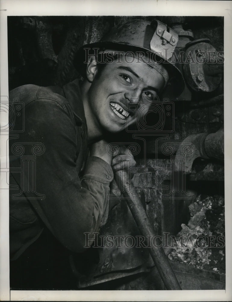 1948 Press Photo Hans Wachter Returns to Work After French Coal Strike - Historic Images