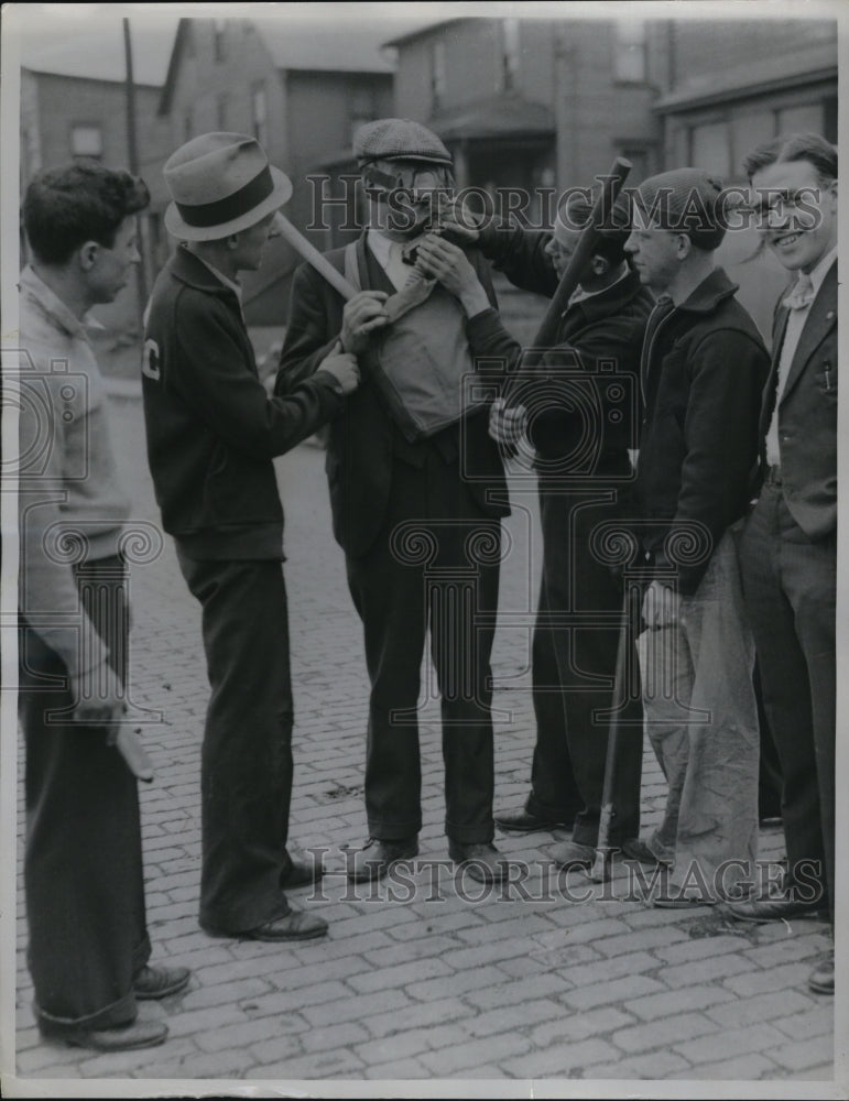 1935 Press Photo Berger Manufacturing Company Strikers Gas Mask, Canton, Ohio - Historic Images