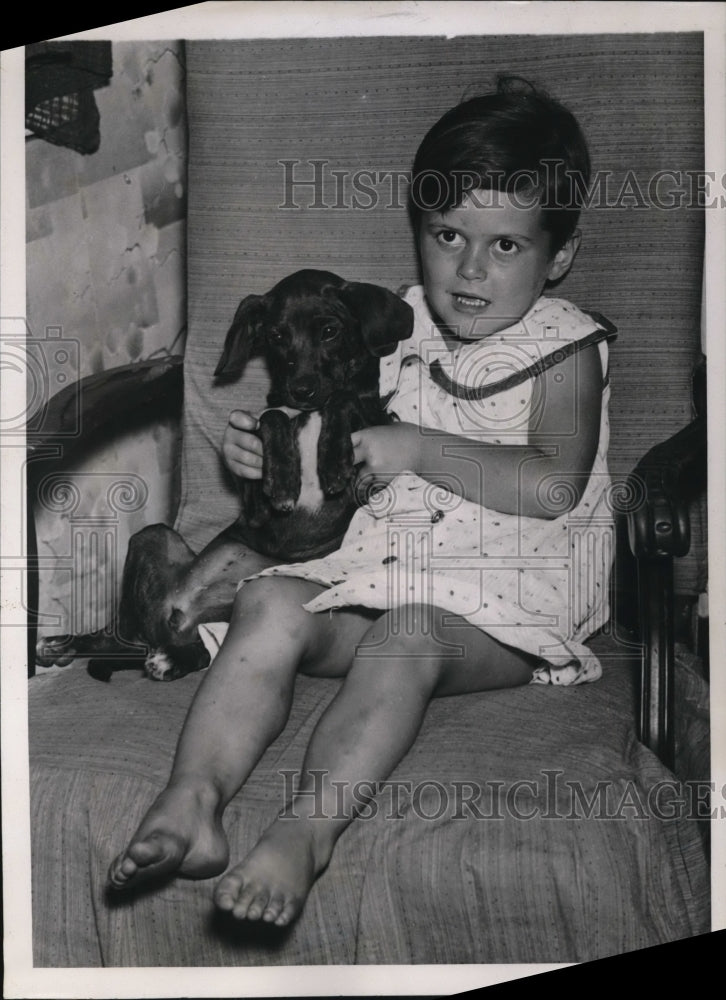 1938 Press Photo Mary Schorr, 5 year old, pictures after she been saved - Historic Images