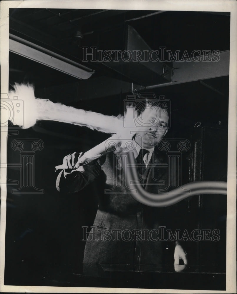 1945 Press Photo W.E. Shoupp, Micro-wave Research Manager for the Westinghouse - Historic Images