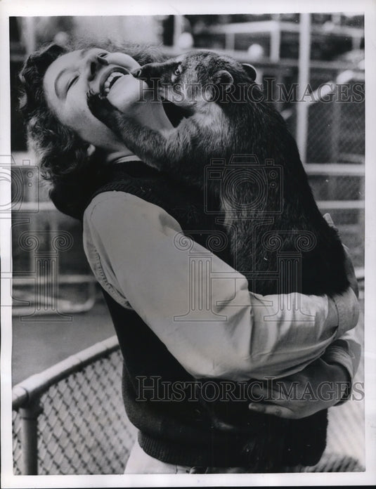 1956 Press Photo South American Coati-Mundi gets a lick at Pauline Wrightman - Historic Images