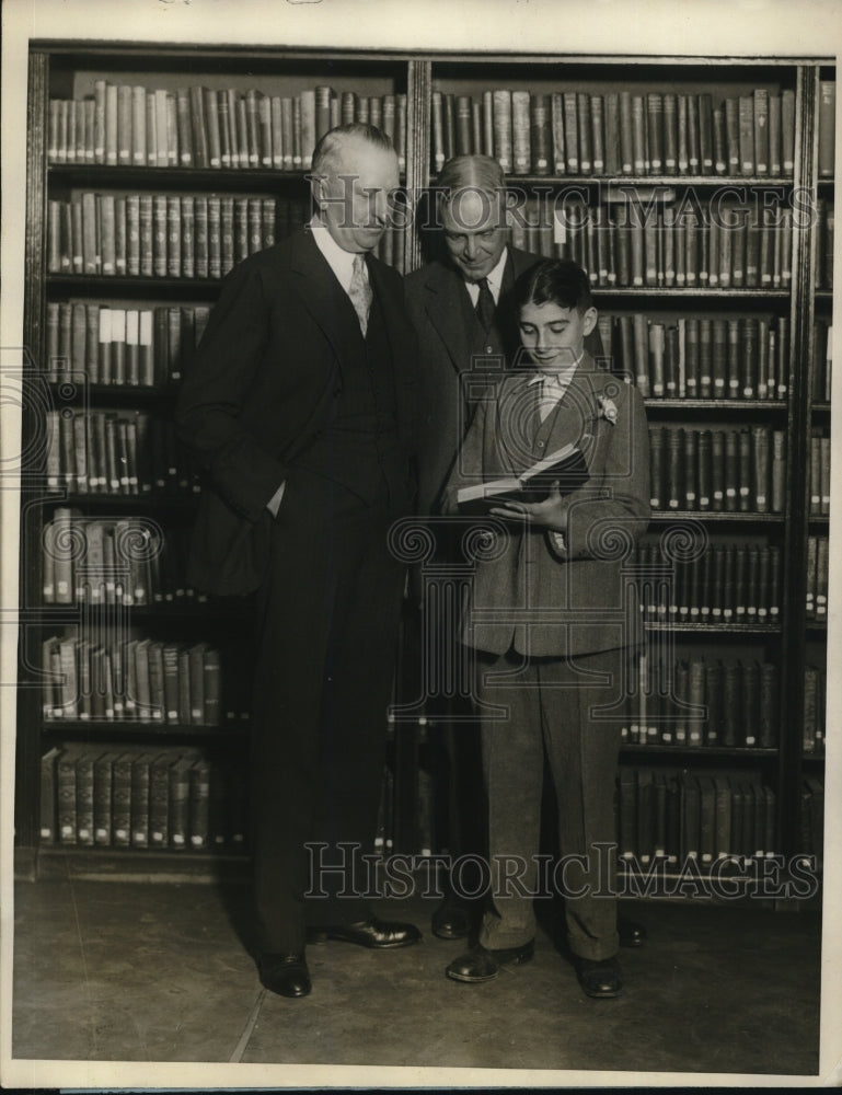 1927 Press Photo Mr. Charles Sabin and Mr. George Vincent  with the boy usher - Historic Images