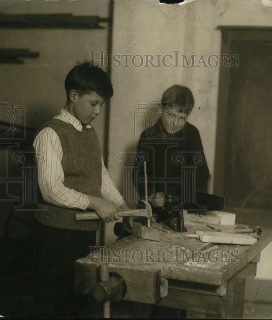 1922 Press Photo Carpenter shop & country school with som boys at work - Historic Images