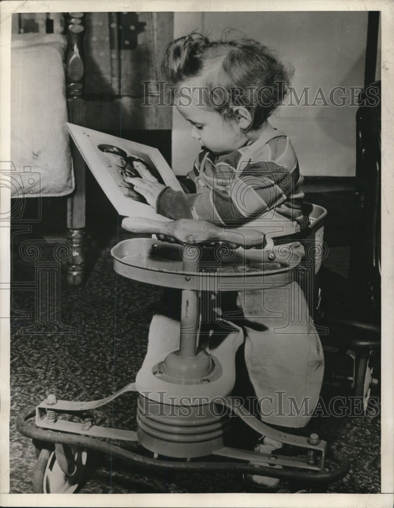 1945 Press Photo Toledo Ohio Mary Jane Friedel daughter Captain Radio unit US - Historic Images