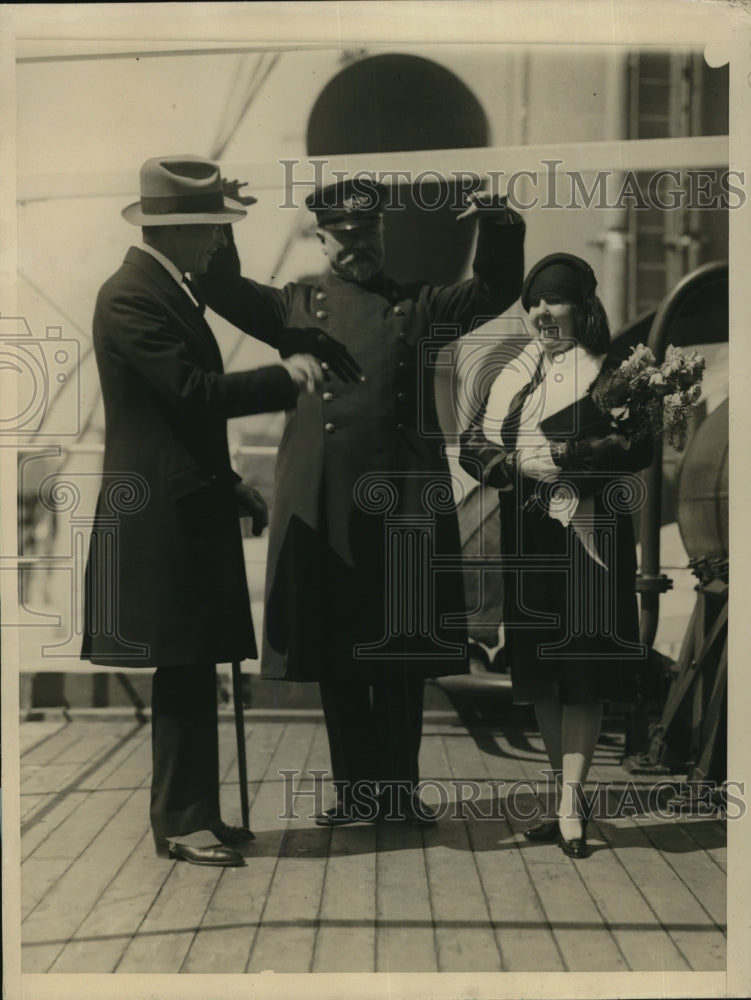 1927 Press Photo Capt Graalfs of teh SS NY with Mayor &amp; Mrs James Walker NYC - Historic Images