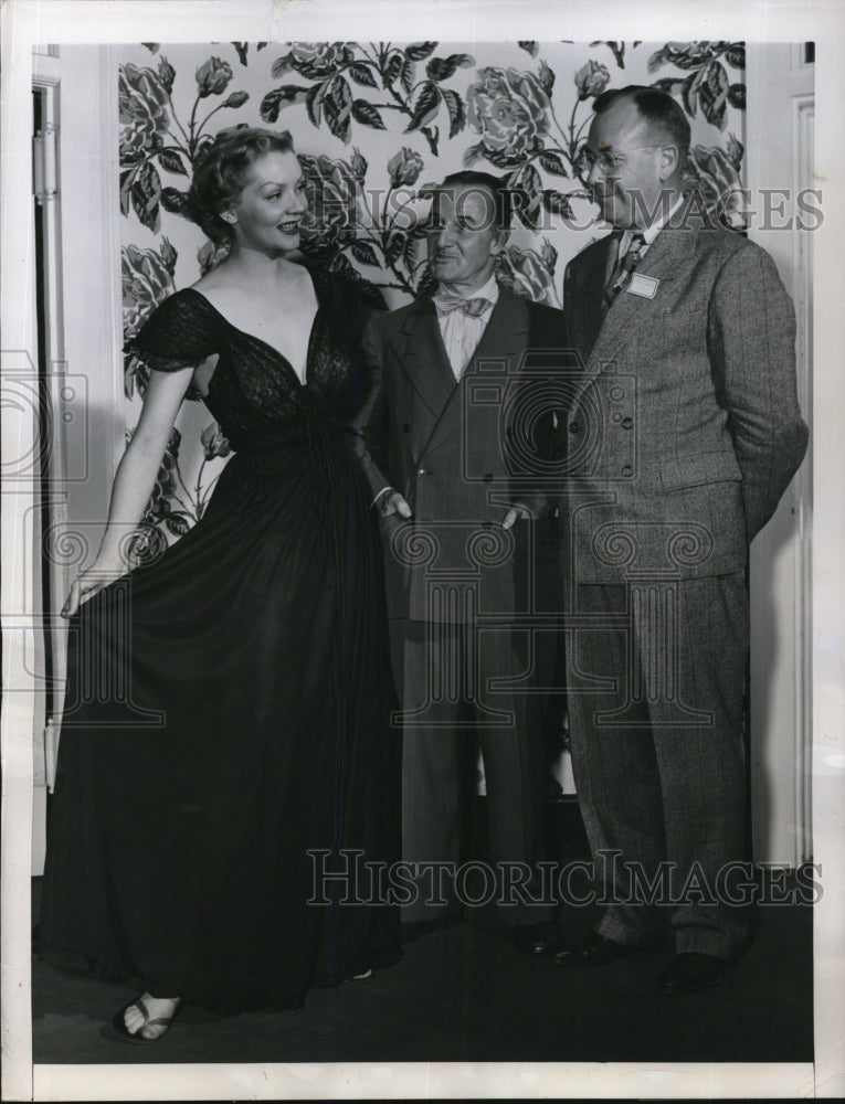 1948 Press Photo Shawnee Pa Ruth Woods models tricot gown to JA Spooner, CP Hoff - Historic Images