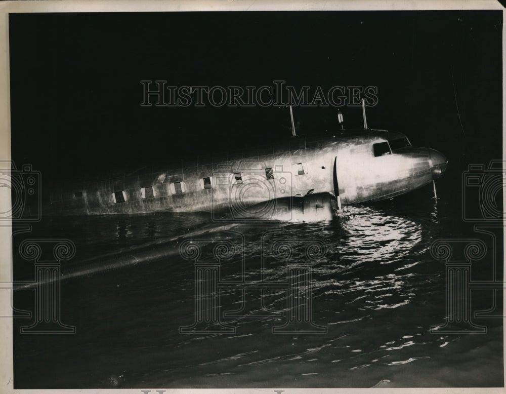 1938 Press Photo Skillful handling of this Army transport plane when ice formed - Historic Images