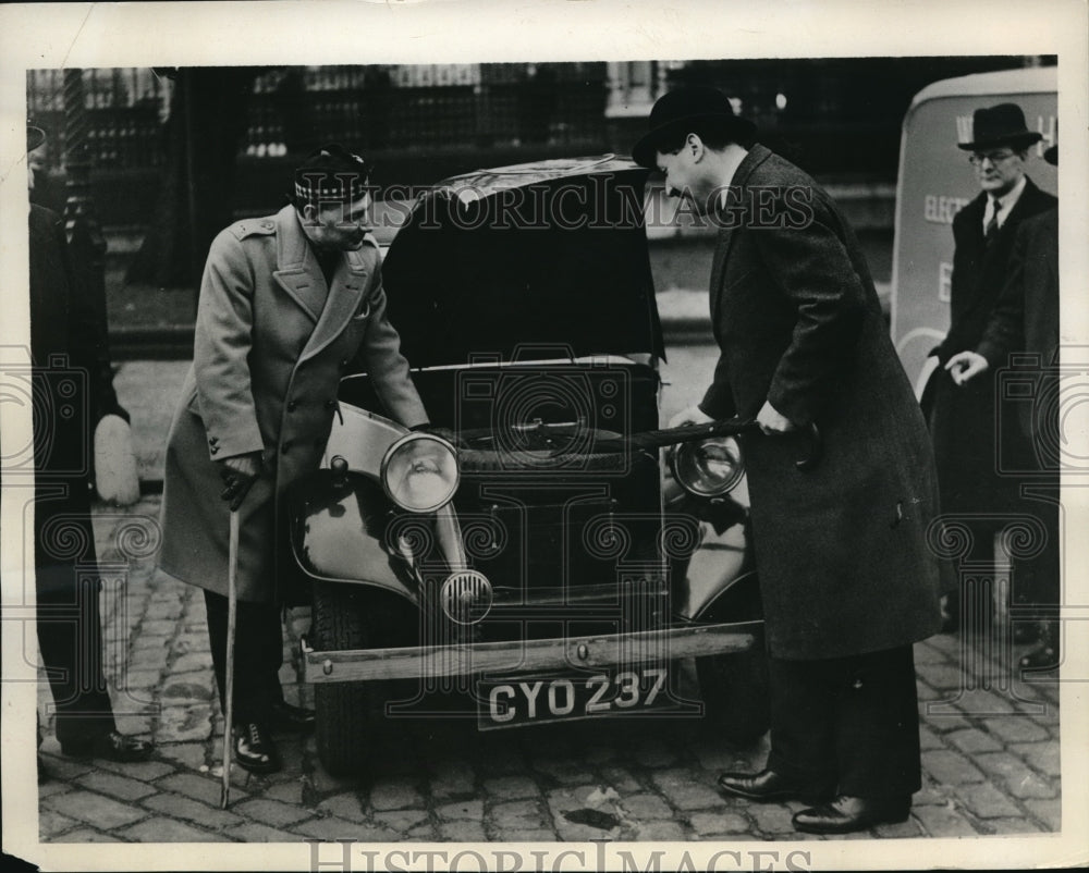 1940 Press Photo Euan Wallace, Lord Altoun Examine Electric Car, London England - Historic Images