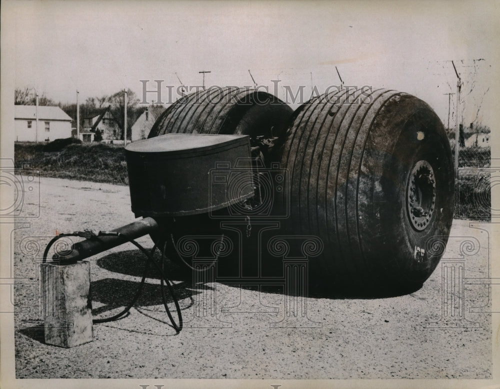 1959 Press Photo Rolli Tanker U.S. Army Fat Tires by Goodyear Tire &amp; Rubber Co. - Historic Images