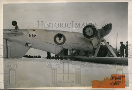 1940 Press Photo Canadian  pilots AEL Cannon & J Dhou in training flight crash - Historic Images