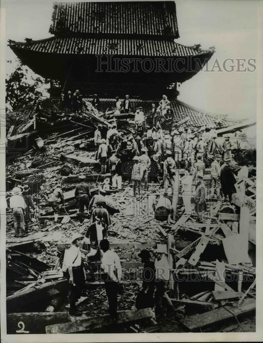 1934 Press Photo Soldiers & Civilians searching the ruins of the 5storied Pagoda - Historic Images