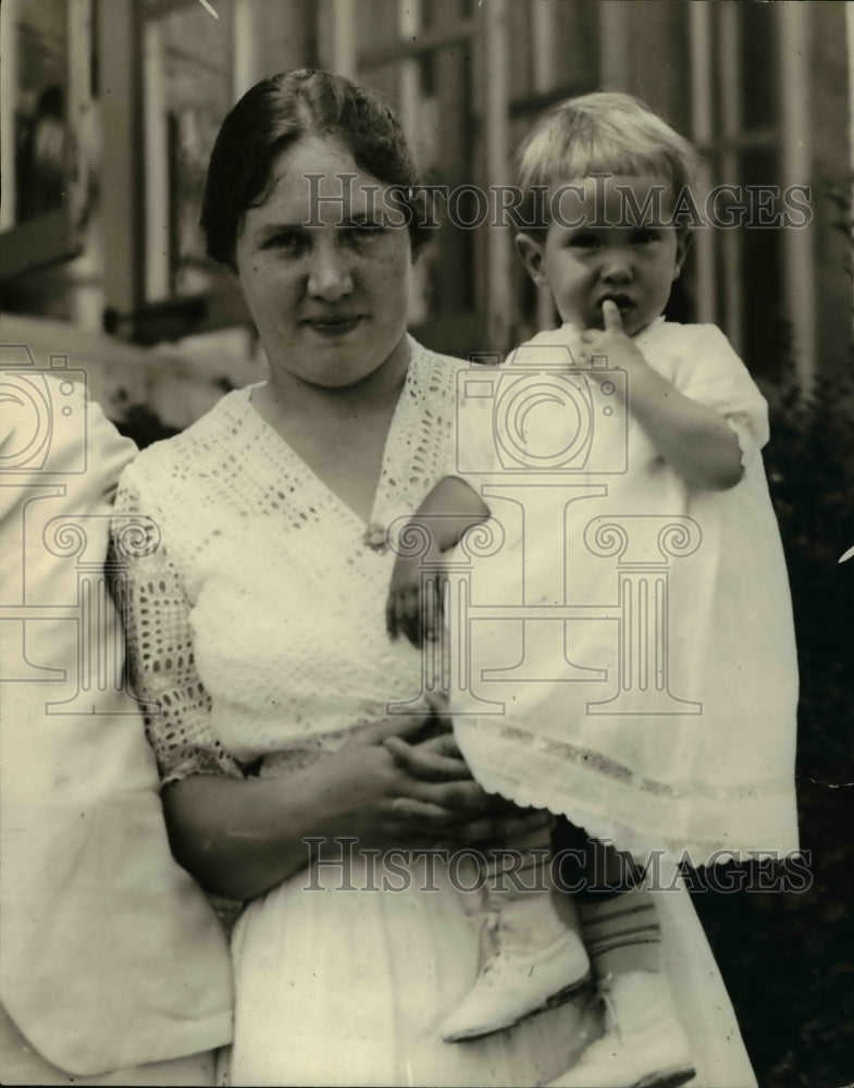 1921 Press Photo Mrs. Jean Rodebaugh Doves holding Jane Elizabeth Doves - Historic Images