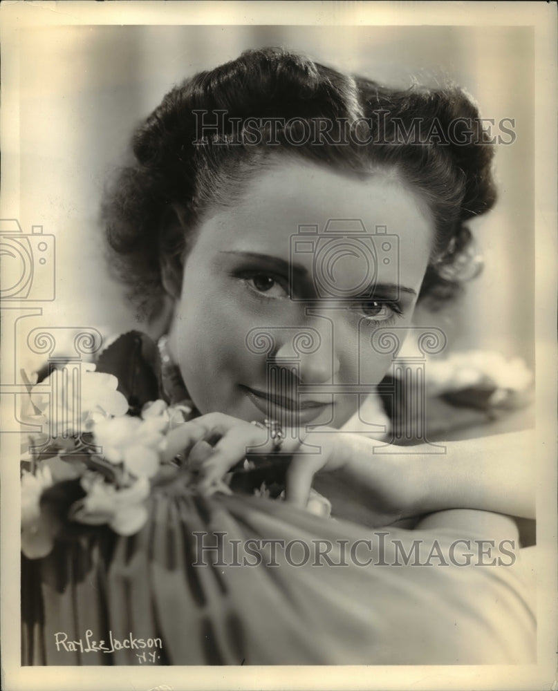 1937 Press Photo Lucia Graeser, soprano soloist of the Sealtest Saturday Night - Historic Images