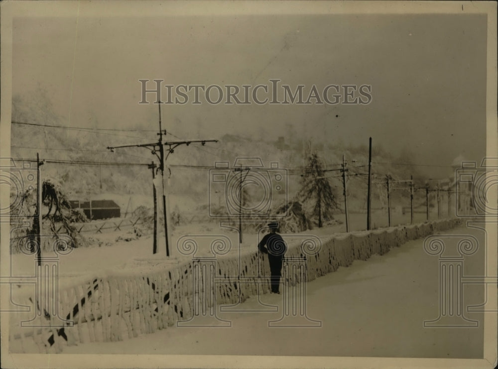 1918 Press Photo Soldiers In The Cold Near Niagara Falls - Historic Images