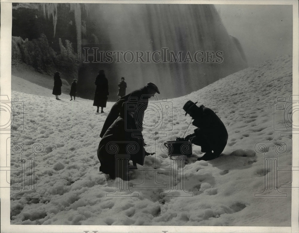 1932 Press Photo Scientist Measures Noise At The Base Of Niagara Falls - Historic Images