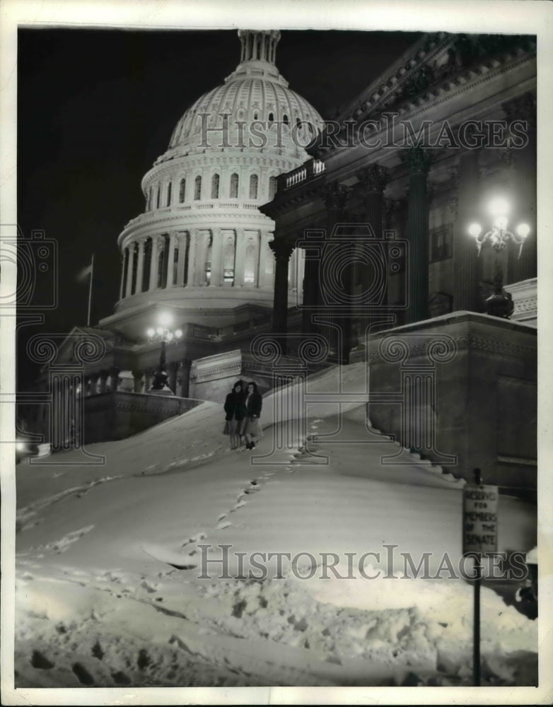1941 Press Photo Snow covered the ground in front of the Capitol building - Historic Images